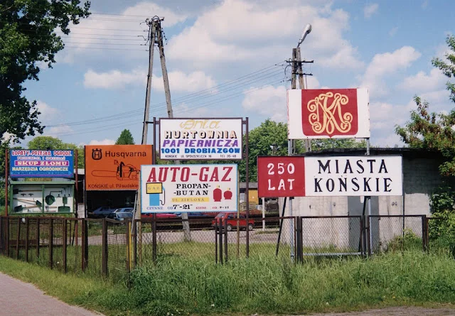 Prezentacja herbu z okazji 250 rocznicy lokacji w 1998 r., z monogramami żółtym i białym (fot. K. D.) Prezentacja herbu z okazji 250 rocznicy lokacji w 1998 r., z monogramami żółtym i białym (fot. K. D.)