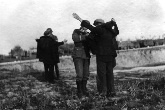 Polscy żołnierze w niewoli - okolice Końskich Polscy żołnierze w niewoli - okolice Końskich